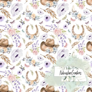 Puede incluir: Un patrón repetitivo con ilustraciones en acuarela de sombreros de vaquero, herraduras, flores, mariposas y follaje en suaves colores pastel. El diseño incluye rosas, lavanda y anémonas sobre un fondo blanco. El texto "Nebraskan Creations" es visible.
