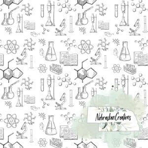 Puede incluir: Un patrón repetitivo de ilustraciones científicas en blanco y negro sobre un fondo blanco. Incluye vasos de precipitados, microscopios, modelos atómicos, tubos de ensayo y libros abiertos. El texto "Nebraskan Creations" está presente.