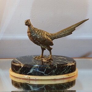 Scultura in bronzo raffigurante un fagiano su base di marmo. Realizzato in Francia nel 1900.