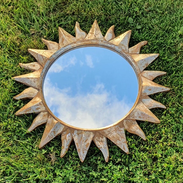 Miroir soleil en résine doré. 53 cm. Made in France.