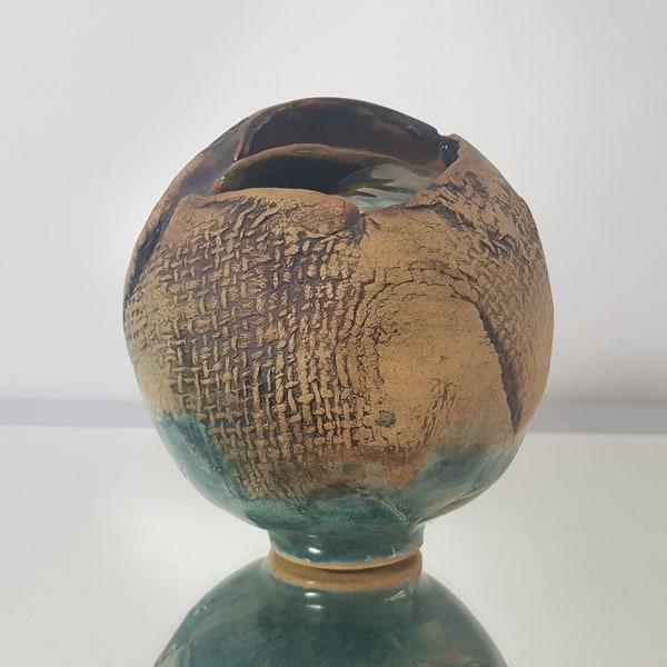 Petit vase boule en céramique Raku. 1970/1980.