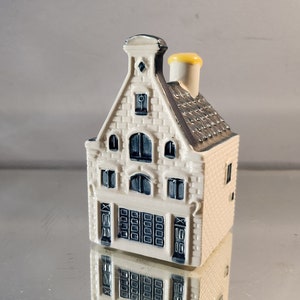 House or building KLM by Bols blue delft. Ceramic miniature from Bols n 66. image 1