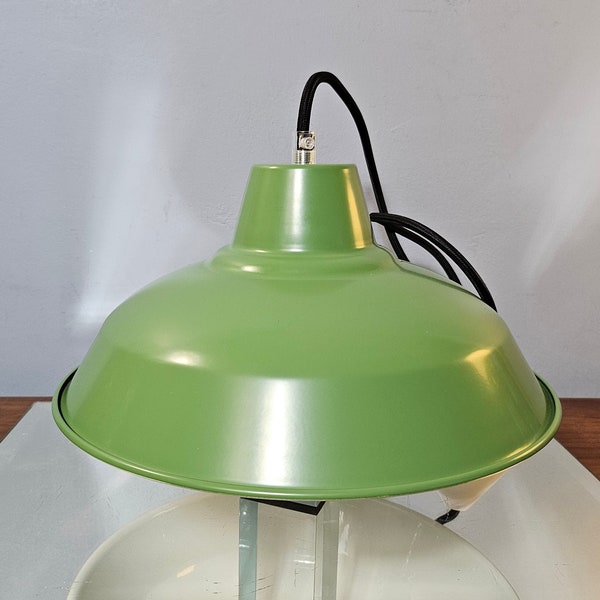 Suspension style rétro en métal couleur vert sauge. Luminaire style vintage déco campagne.