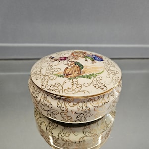Bonbonnière en porcelaine de Limoges. 1950. Made in France.
