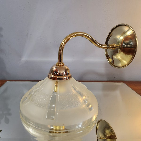 Applique vintage en verre dépoli et laiton doré. Luminaire art déco 1930. Made in France.