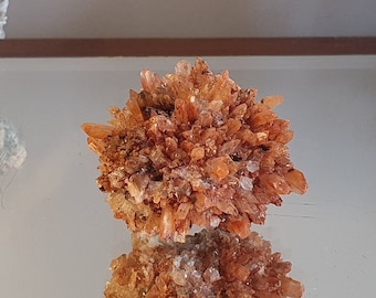 Creedite. Cristaux de couleur orangée. 99 g.  Mexique.