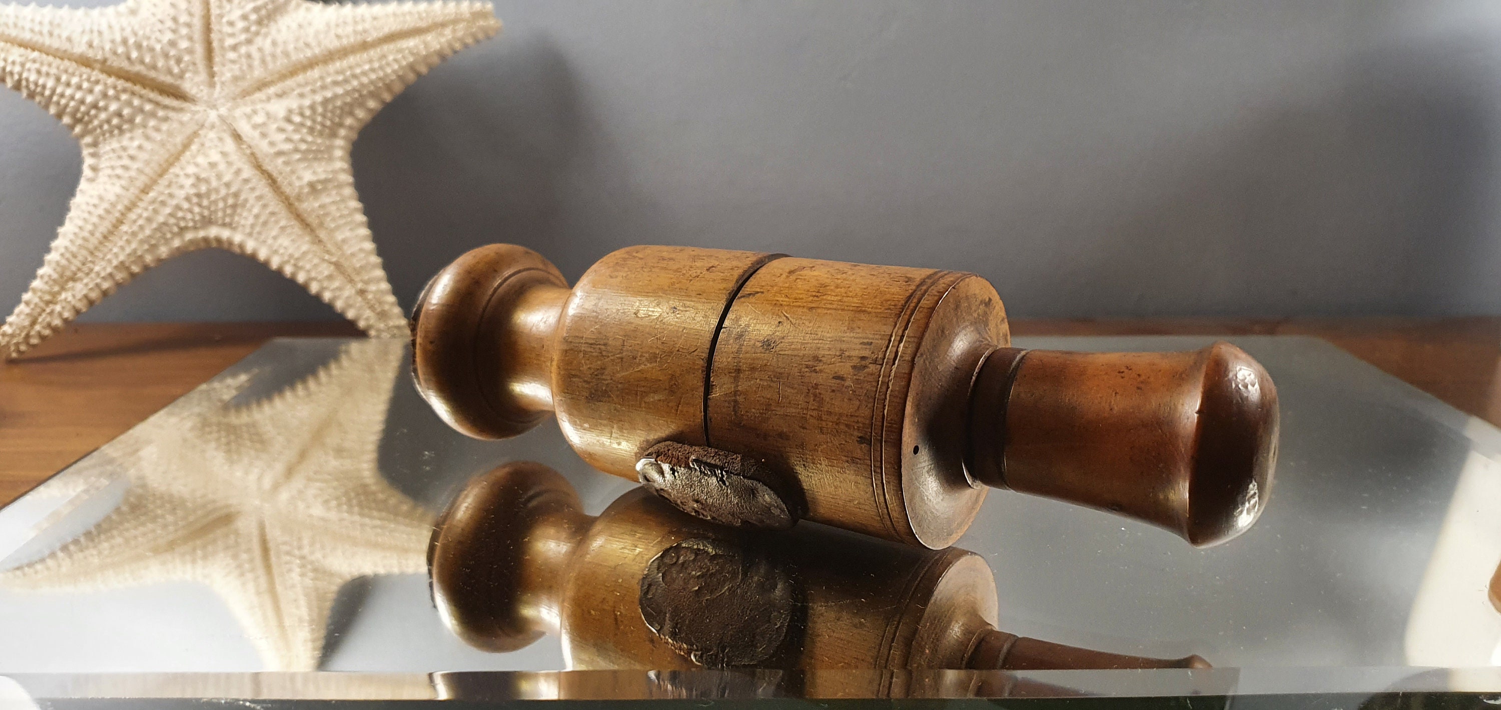 Bouchonneuse Manuelle en Buis, Art Populaire Français 1920.