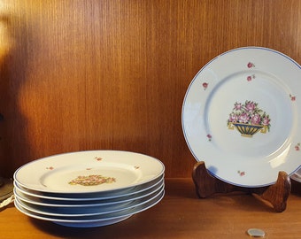 Set de 6 assiettes plates vintages en porcelaine à décors de fleurs, corbeille et liseré bleu. Made in France  1930.