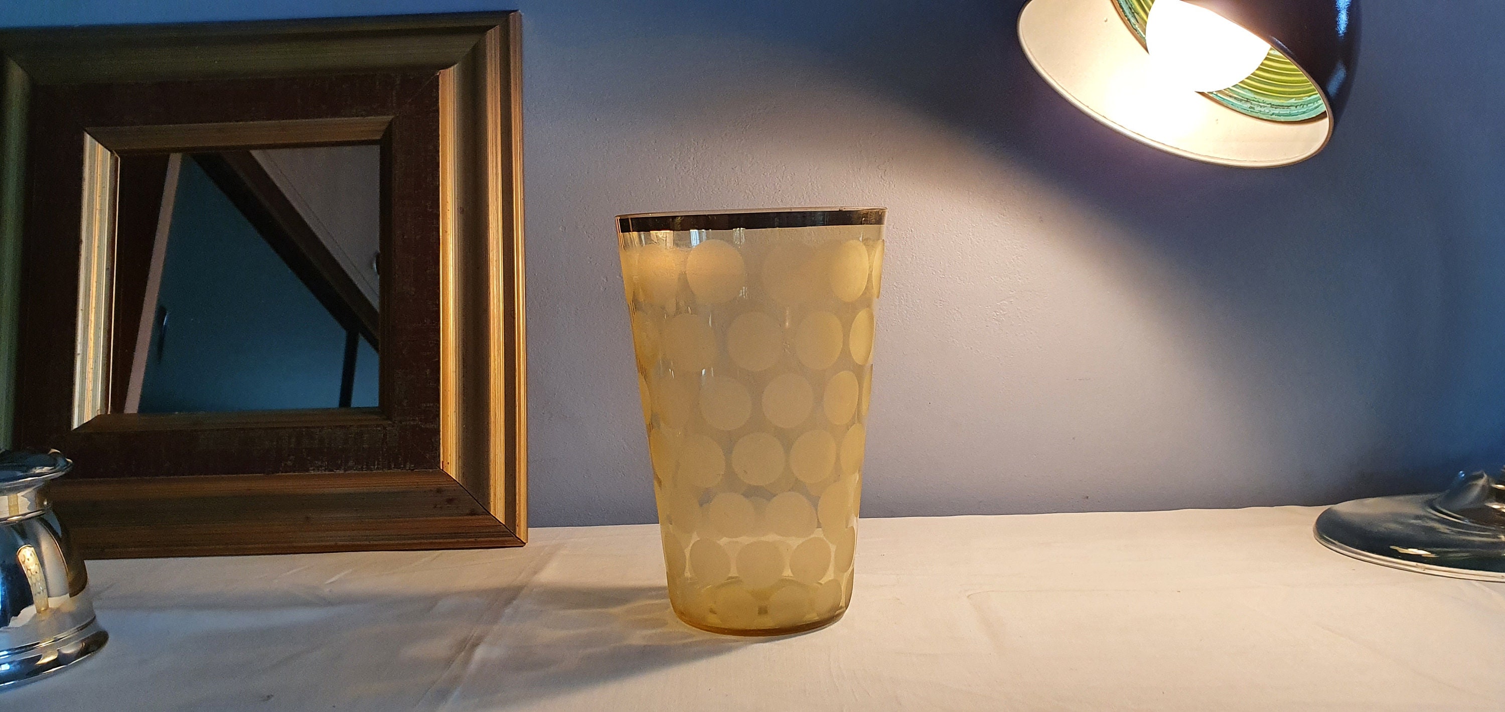 Vase Vintage Doré à Motifs Dégagés L'acide. Made in France 1950.