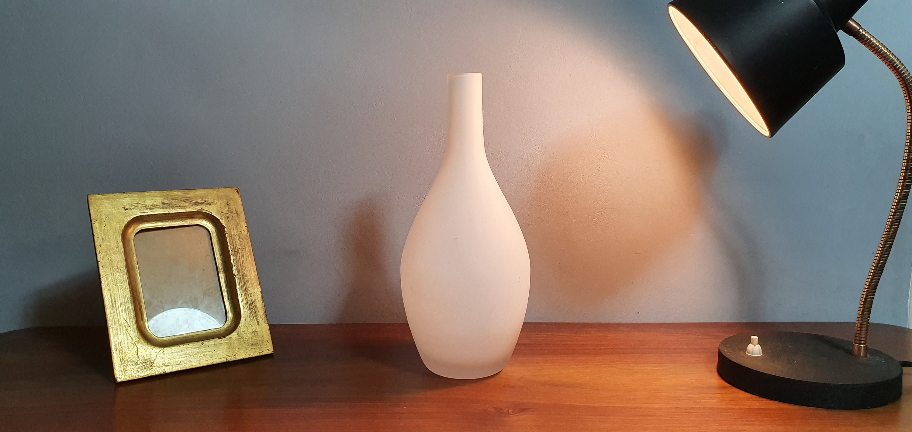 Vase Scandinave Ovoïde Verre Opalin . 1960.