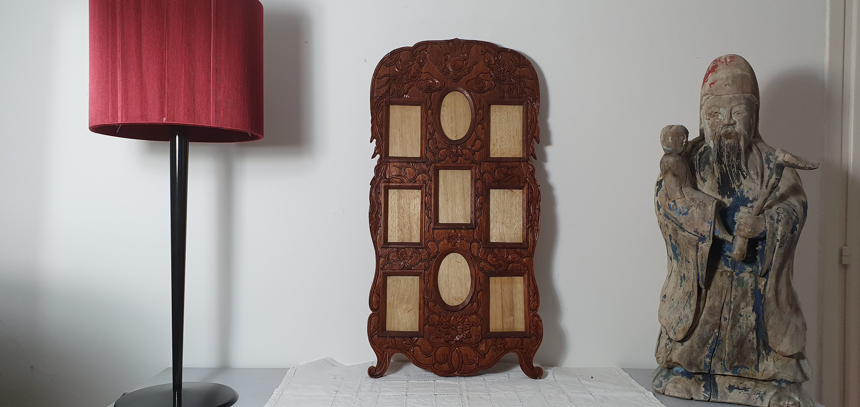 Cadre Photos en Bois Sculpté à Décors de Dragons Yin et Yang. Artisanat Chinois 1950.