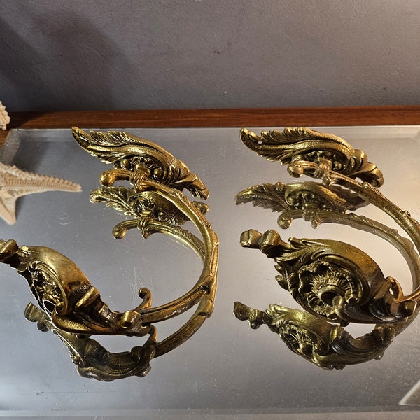 Paire d'embrasses de rideau en bronze doré. 1880. Made in France.