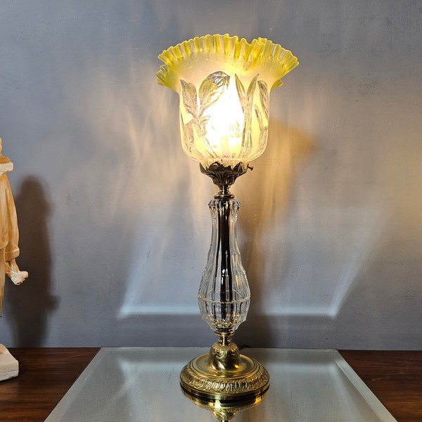 Lampe de table style art nouveau en verre et bronze. Made in France 1900s.