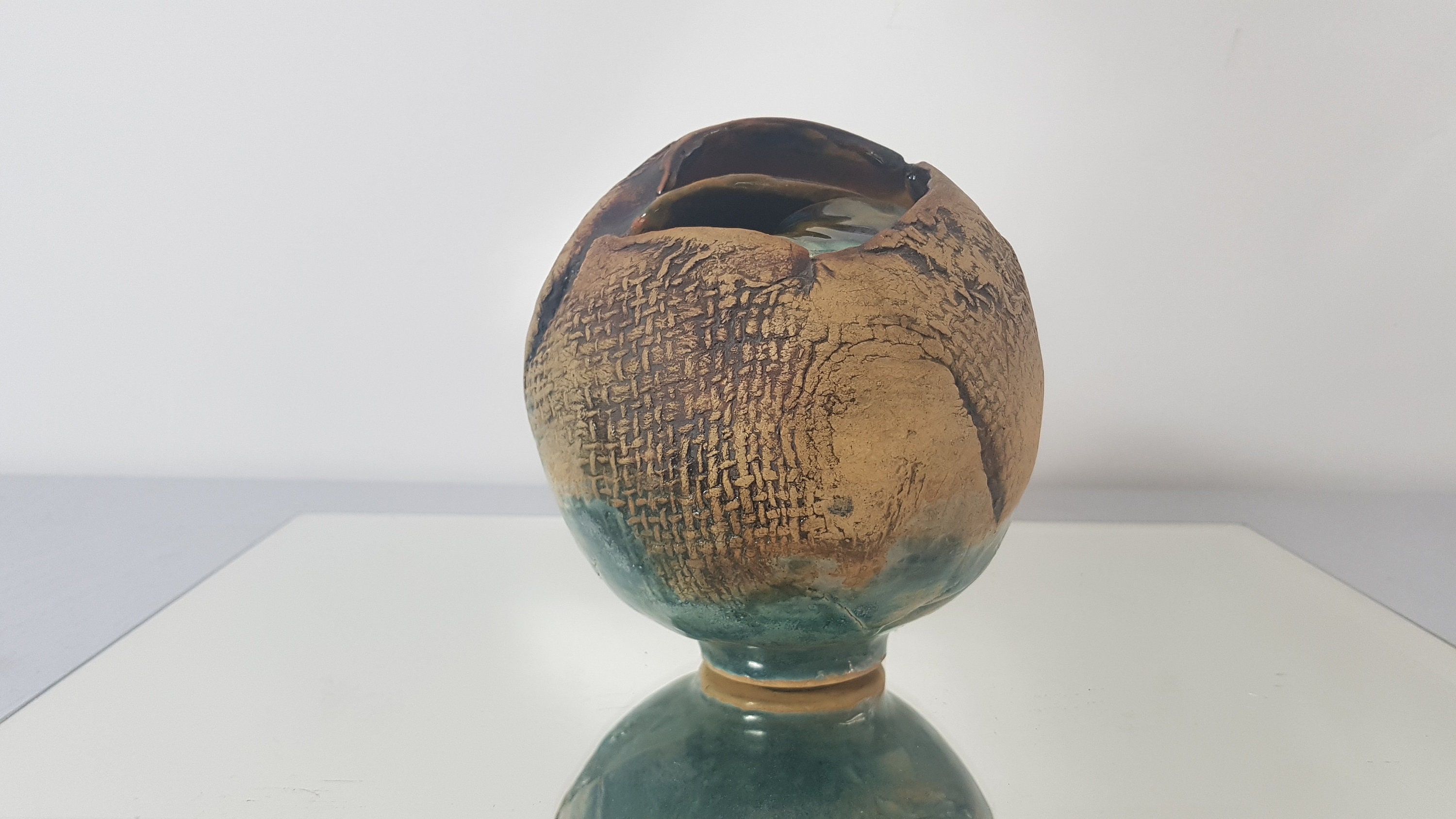 Petit Vase Boule en Céramique Raku. 1970/1980.