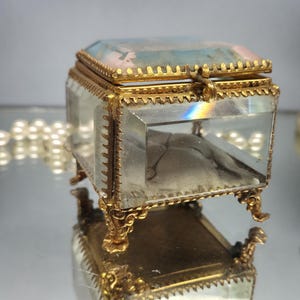 Boite à bijoux Napoléon 3 en verre biseauté et laiton. 1890.