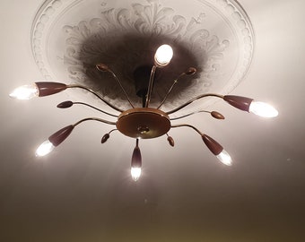 Vintage spider chandelier in wood and gilded brass. 1950.