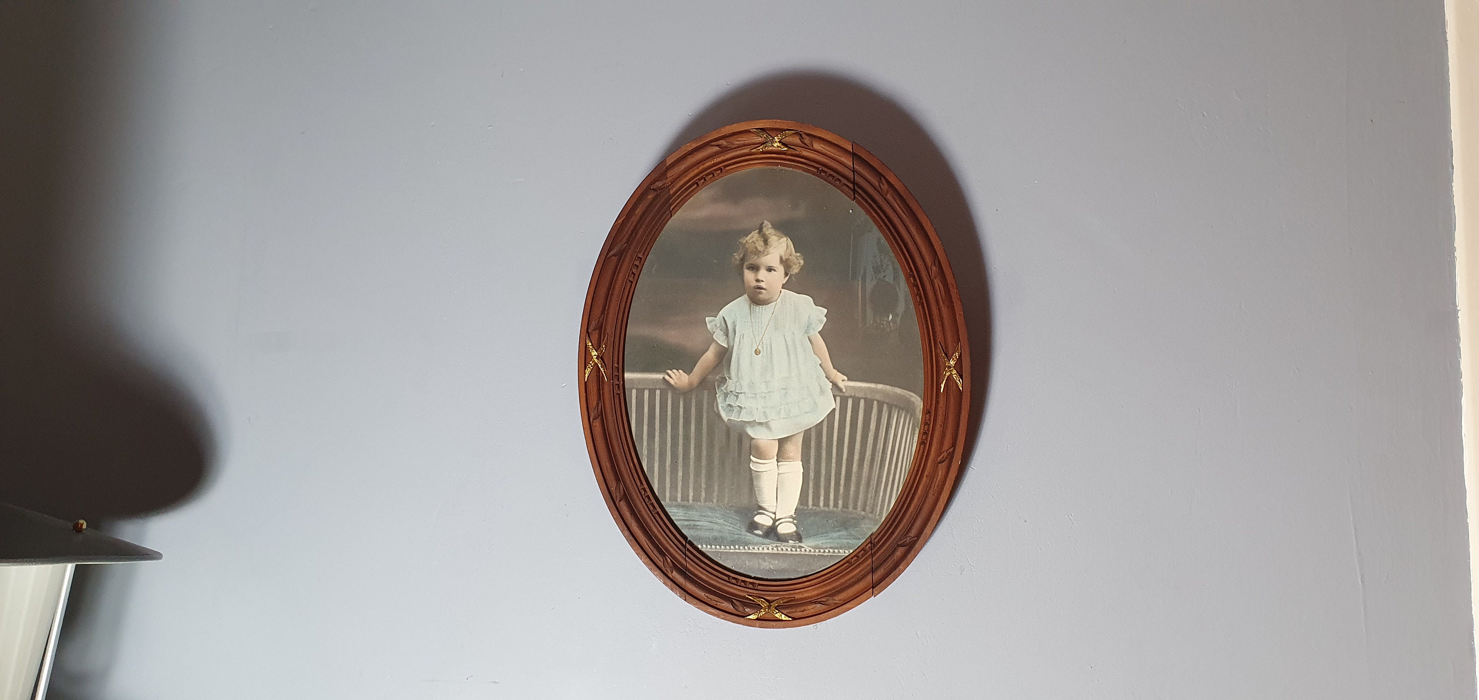 Ancien Cadre Ovale en Bois à Décors Sculptés avec Photographie d'enfant . Made in France 1900/1920