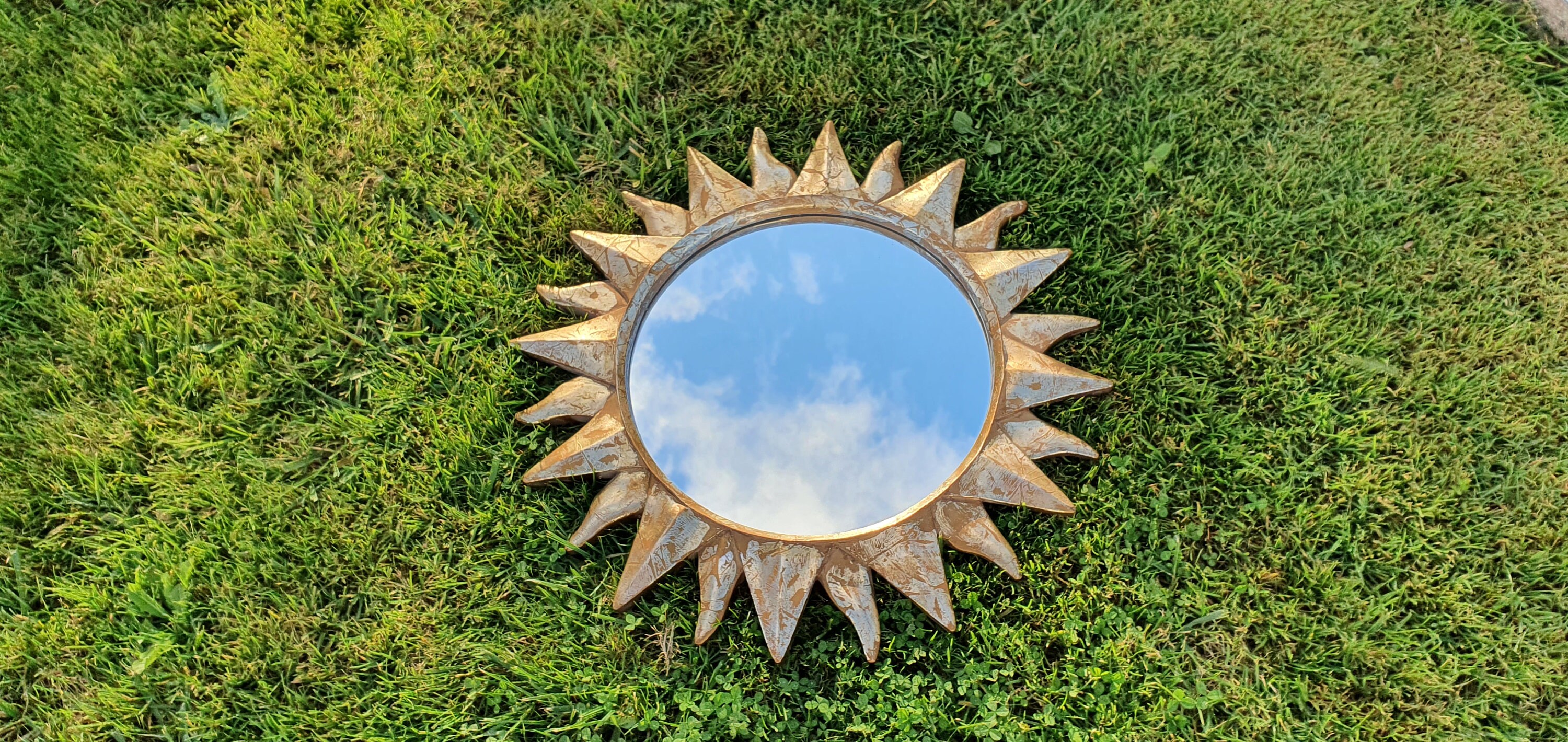 Miroir Soleil en Résine Doré. 53 cm. Made in France.