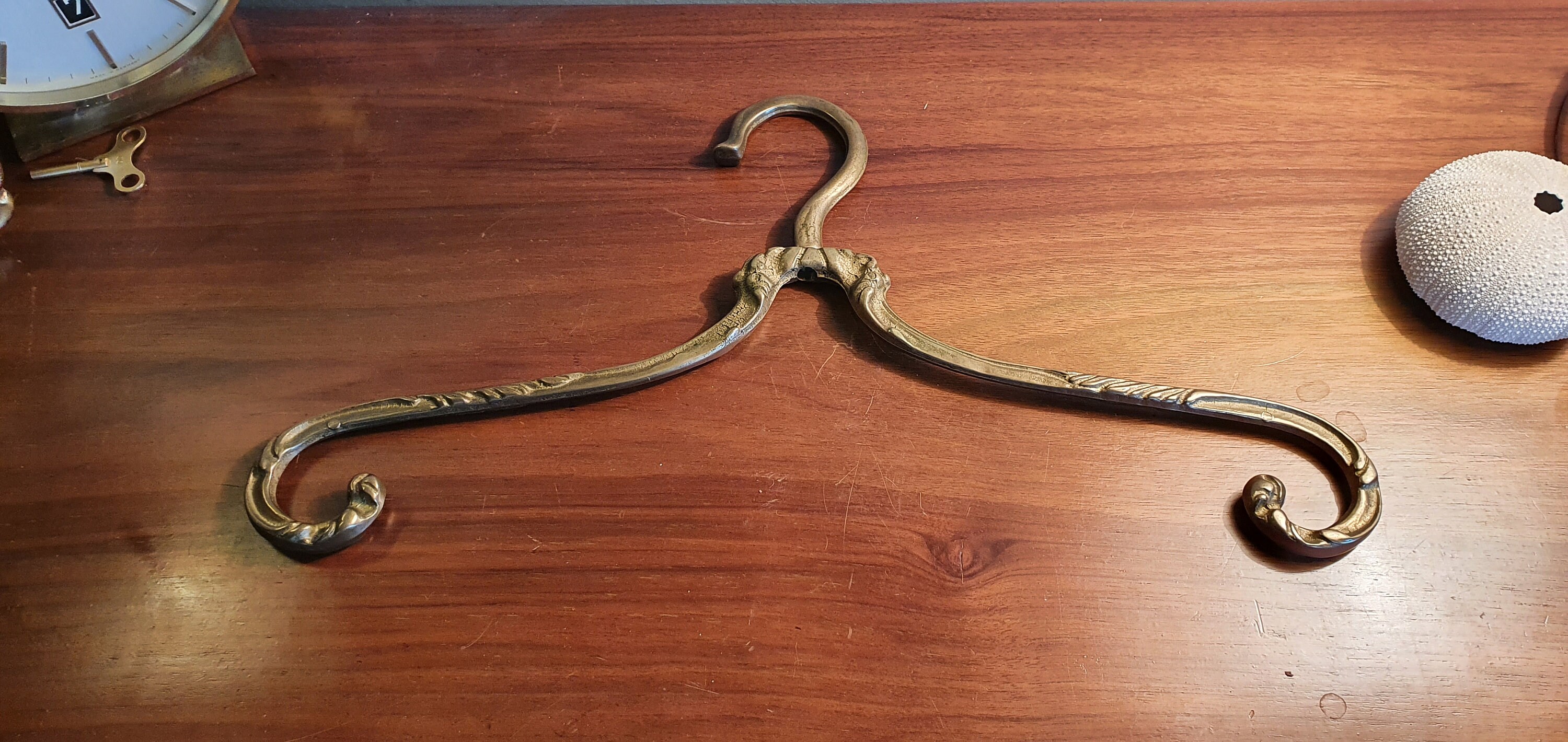 Ancien Cintre en Laiton 1950. Cintre de Luxe Vintage .