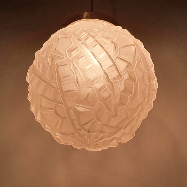 Art deco suspension in frosted pressed glass. Made i n France 1930.