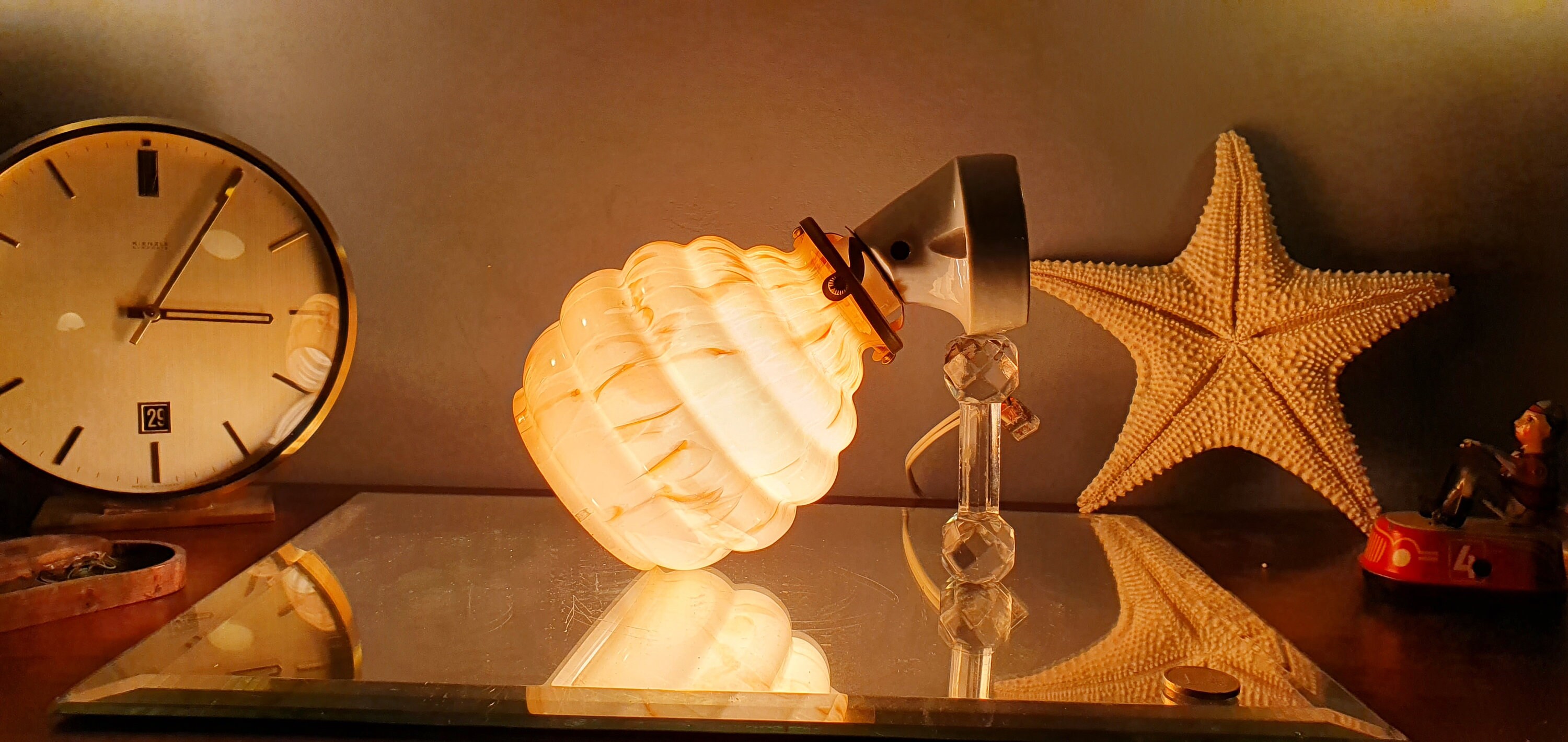 Applique Art Déco en Porcelaine, Laiton Doré et Verre Marbré . 1920/1930. Made in France.