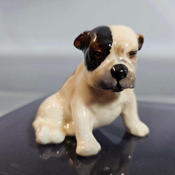 Bouledogue "Royal Doulton" en porcelaine. Tampon noir. 1920s. made in England. Figurine chien en porcelaine.