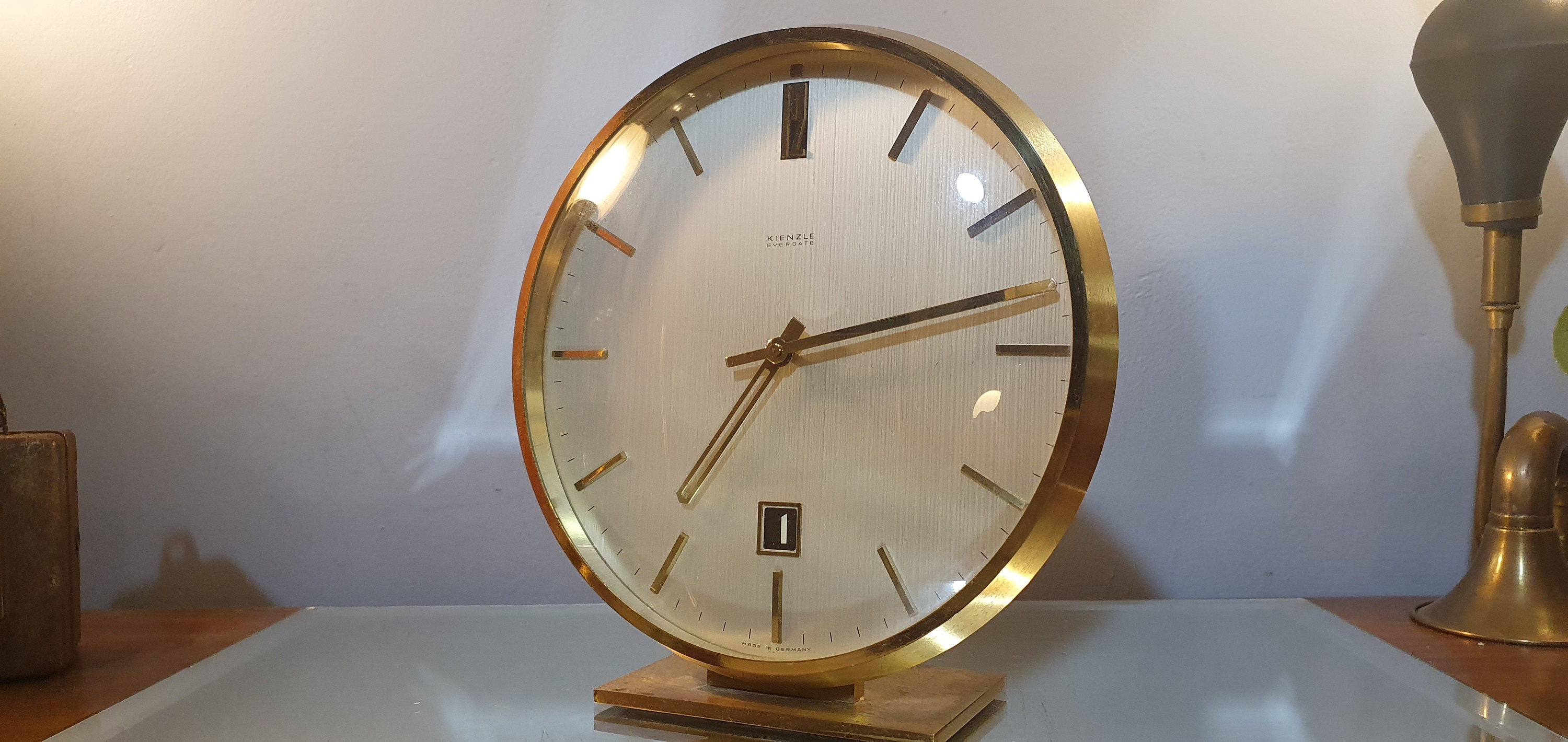 Pendule Kienzle Everdate en Laiton Doré. Made in Germany 1970.