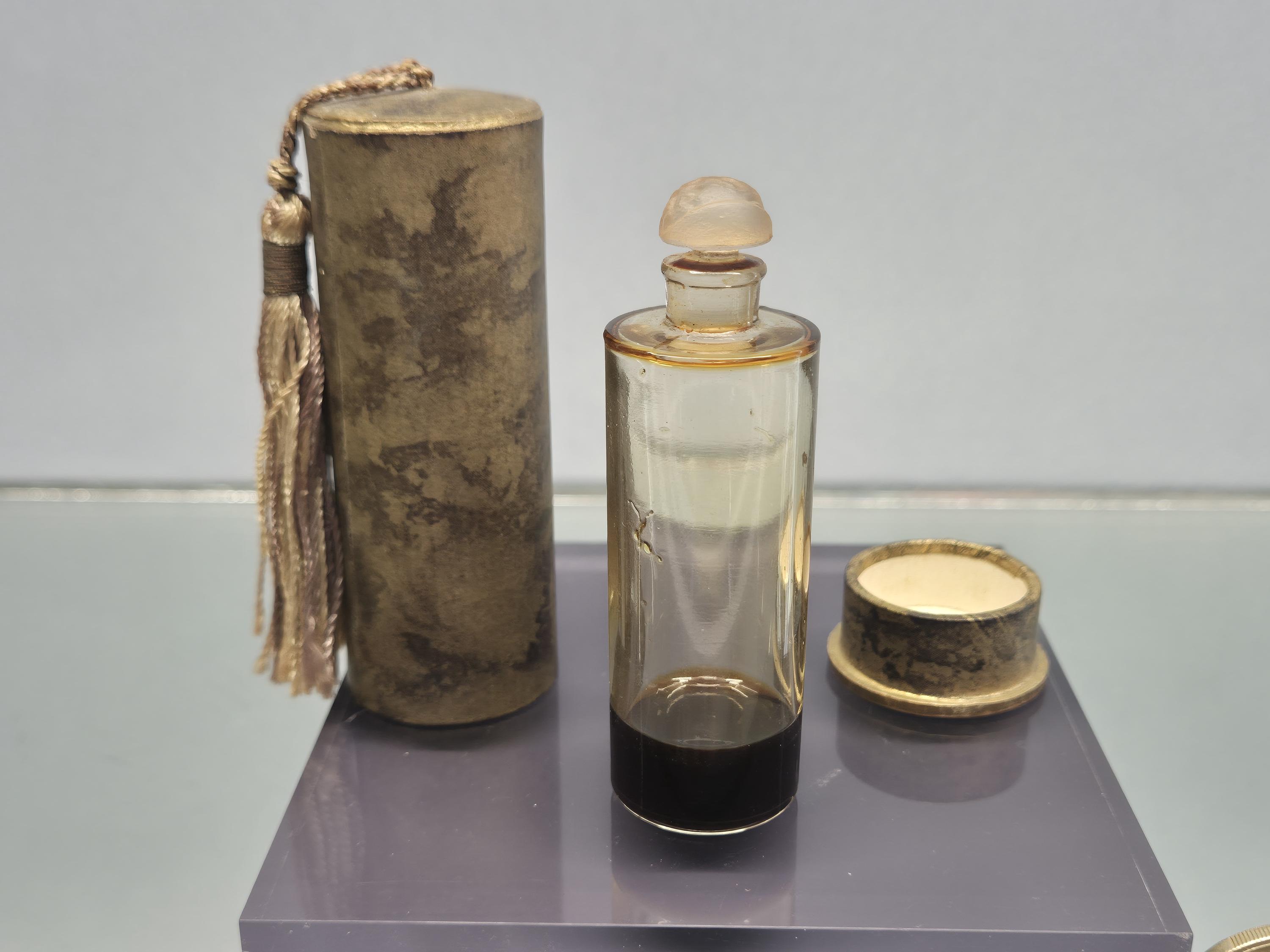 オリジナルの箱に入ったアンティークのアールデコ調香水瓶。1930 年