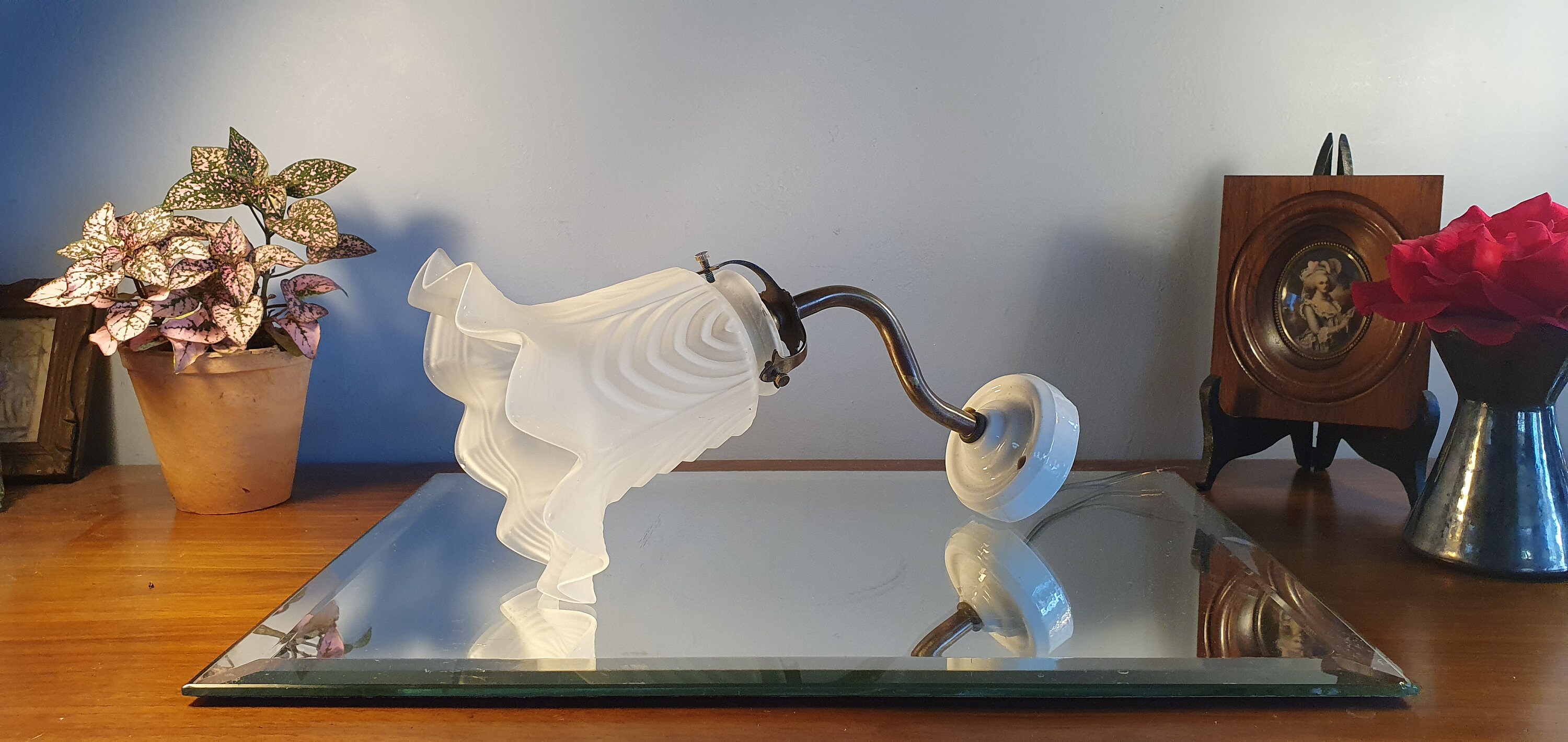 Applique Vintage Col de Cygne en Laiton et Abat Jour Verre Moulé Dentelle. Made in France 1930.