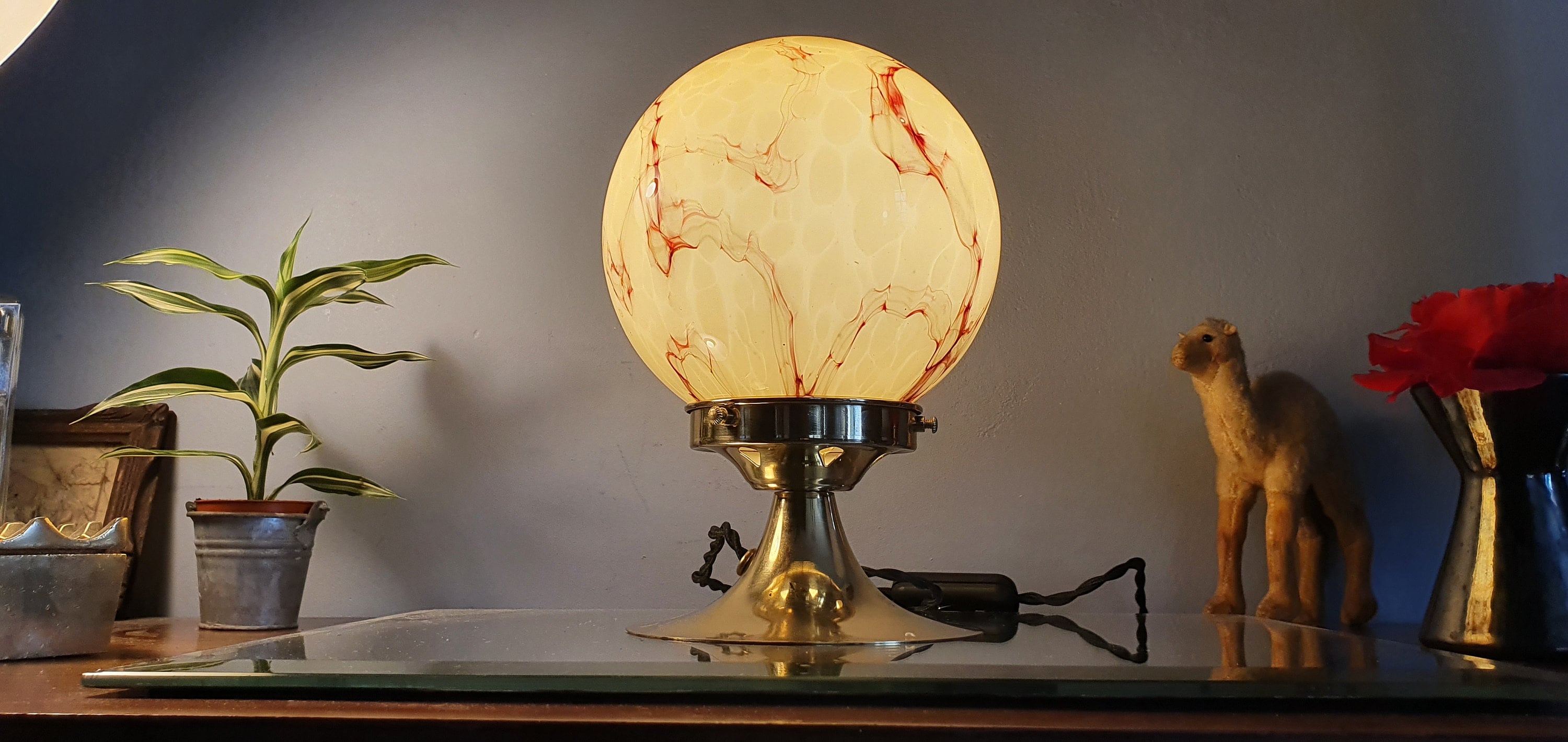 Lampe de Table Style Art Déco en Laiton et Globe Opaline Marbré. Made in France. Création Fabenjoy.