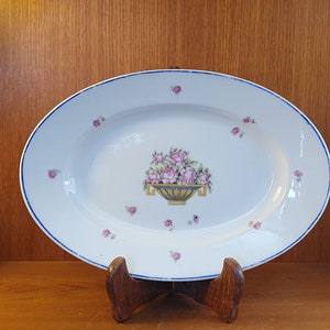Large vintage oval dish decorated with a basket, roses and blue border. 31.5 x 21.5 cm. 1930.