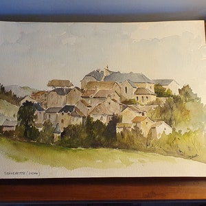 Aquarelle carte postale signée représentant un village de France. Serverette en Lozère. 1988.  31.5 x 41 cm.