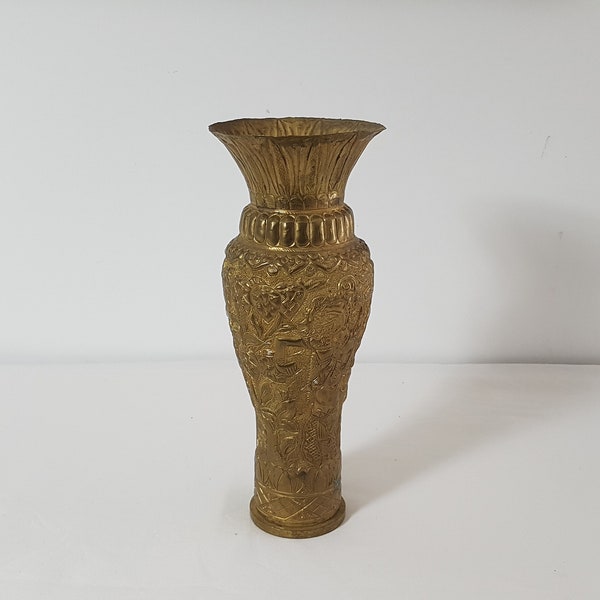 Beau vase en laiton ciselé et repoussé à décors asiatiques fabriqué dans une ancienne douille d'obus.