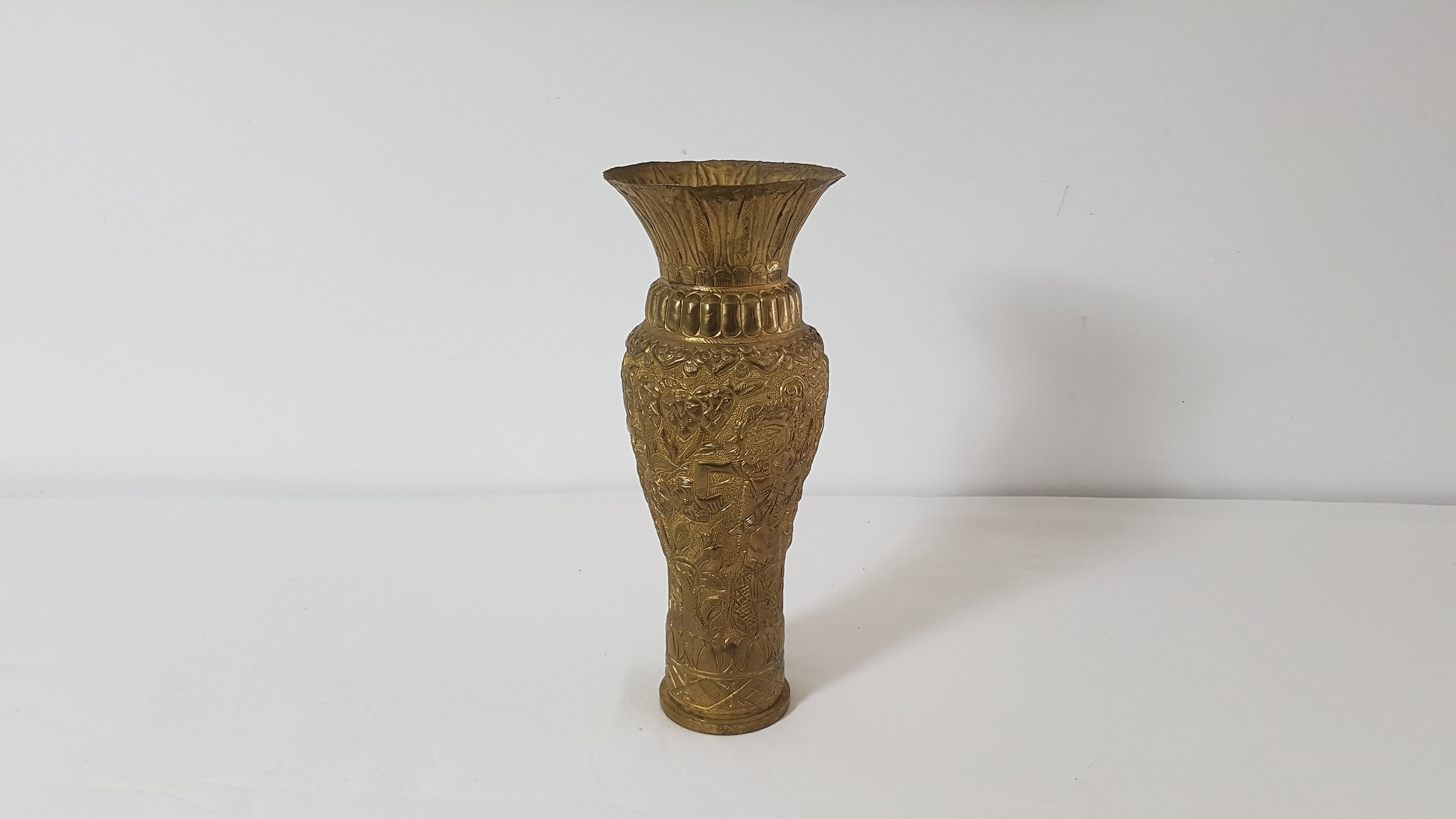 Beau Vase en Laiton Ciselé et Repoussé à Décors Asiatiques Fabriqué Dans Une Ancienne Douille d'obus