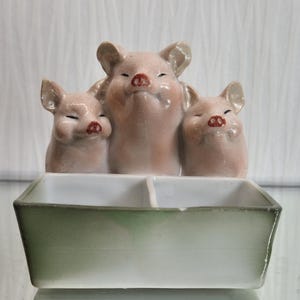Vintage ceramic pig salt and pepper shakers. 1950s. Vintage retro salt and pepper shakers.