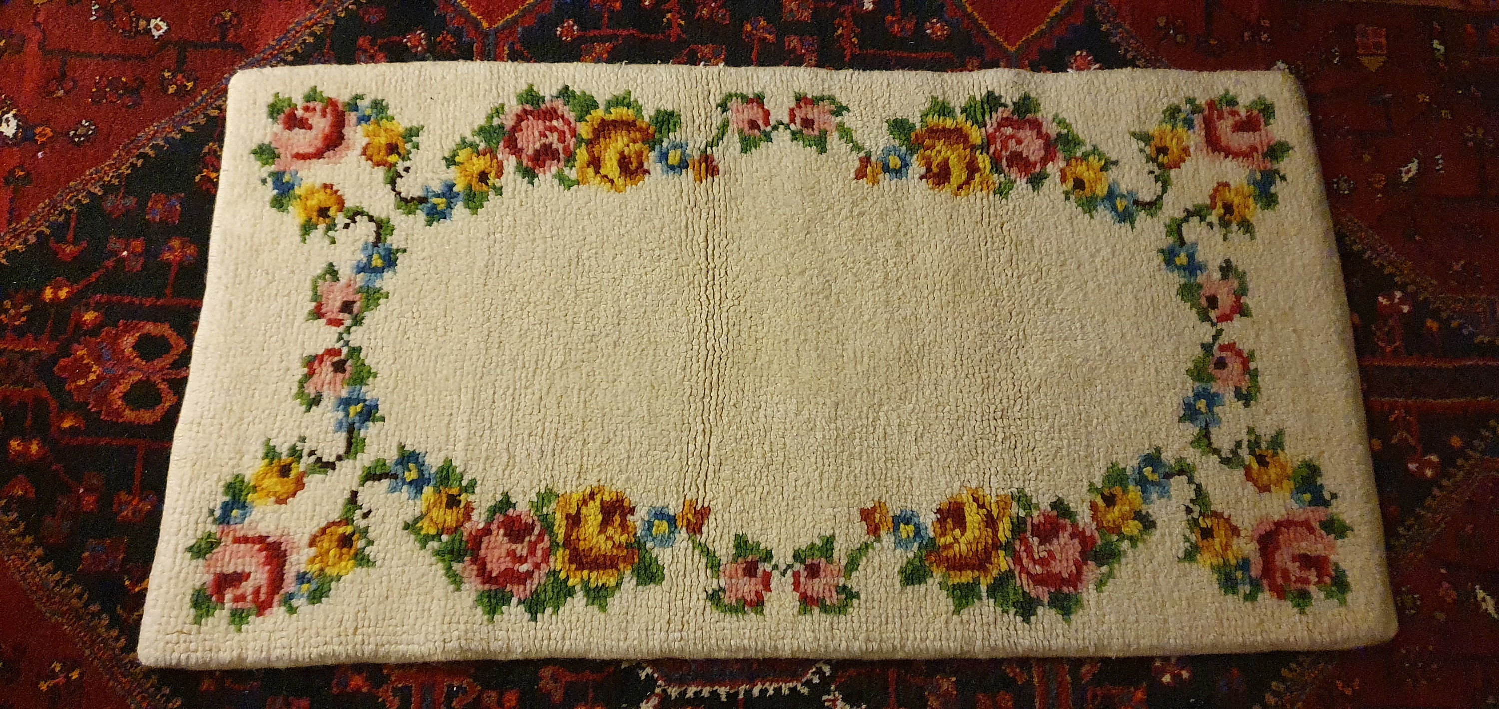 Tapis Point Noué Vintage en Laine à Décor de Fleurs. Made in France 1960.