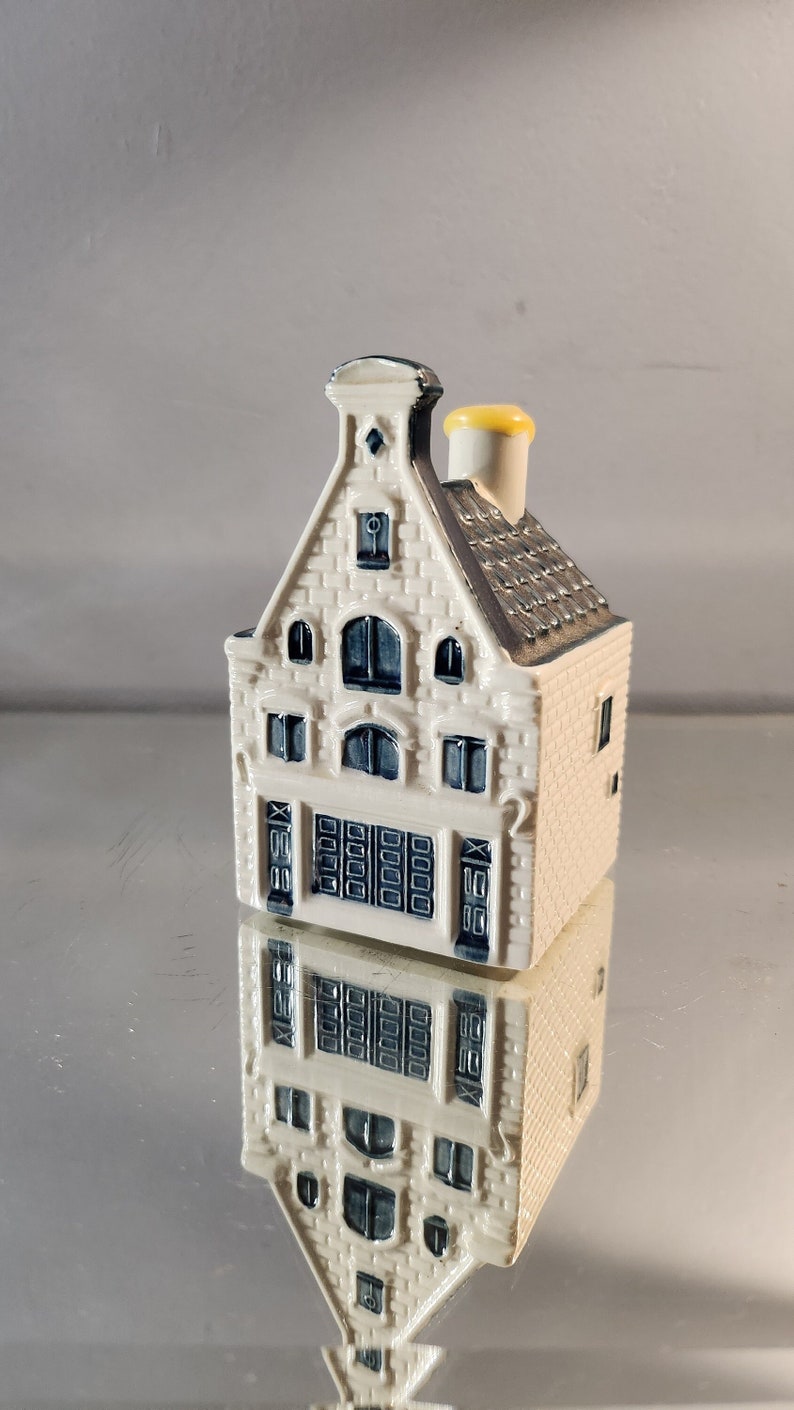 House or building KLM by Bols blue delft. Ceramic miniature from Bols n 66. image 1