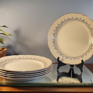 Set of 6 vintage porcelain flat plates with floral decorations and gold edging, Villeroy and Boch Mettlach. 1950.