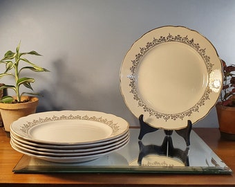 Set de 6 assiettes plates vintages en porcelaine à décors de fleurs et liseré doré, Villeroy et Boch Mettlach.  1950.