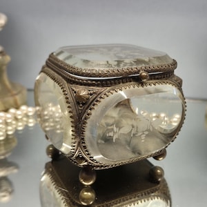 Boite à bijoux Napoléon 3 en verre gravé biseauté et laiton. 1890.