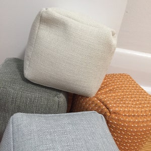 Zilverwitte kubusdeurstoppers, koraalkleurige kubusdeurstoppers, ijsblauwe kubusdeurstoppers, grijze kubus deurgewichten stof, zachte stoffen deurstoppers