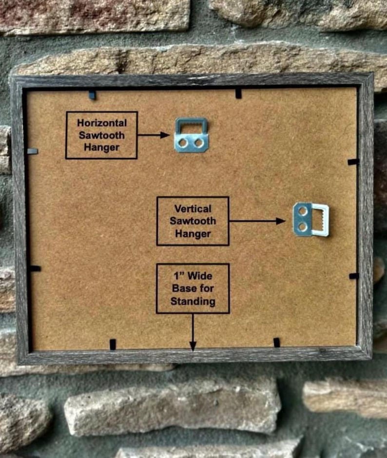 Puede incluir: Un respaldo de marco de fotos enmarcado con un marco de madera gris. El respaldo tiene una superficie marr&oacute;n con texto que indica colgadores de sierra horizontales y verticales, y una base de 2,54 cm de ancho para estar de pie.