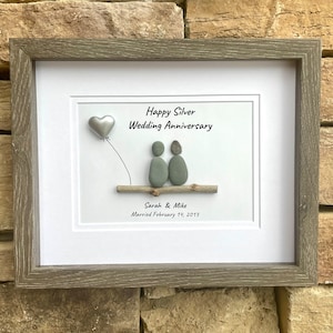 Silberne Hochzeit Jahrestag personalisierte Pebble Art, 8x10 gerahmt 25. Jahrestagsgeschenk für Eltern, Freunde, Ehepartner Bild 1