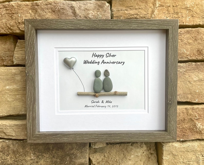 Silberne Hochzeit Jahrestag personalisierte Pebble Art, 8x10 gerahmt 25. Jahrestagsgeschenk für Eltern, Freunde, Ehepartner Bild 1