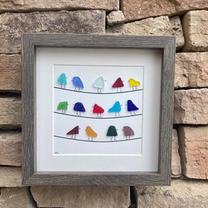 Regenbogen Seeglas Vögel sitzen auf Stromleitungen, Original handgefertigtes Kunstwerk, minimalistisches Strand Dekor, 23 x 23 cm Rahmen