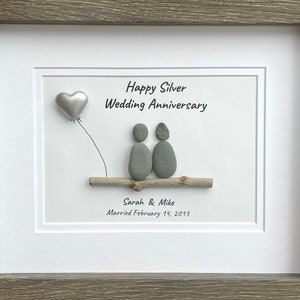 Silberne Hochzeit Jahrestag personalisierte Pebble Art, 8x10 gerahmt 25. Jahrestagsgeschenk für Eltern, Freunde, Ehepartner Bild 2