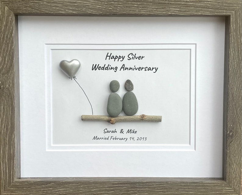 Silberne Hochzeit Jahrestag personalisierte Pebble Art, 8x10 gerahmt 25. Jahrestagsgeschenk für Eltern, Freunde, Ehepartner Bild 2