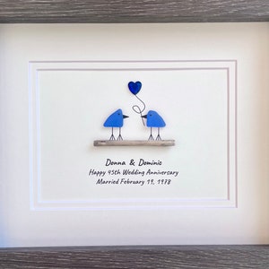 結婚65周年記念のパーソナライズギフト、8×10インチの額入りシーグラスアート、ブルーサファイアの記念日ギフト（ご両親、奥様、ご主人へのプレゼント）