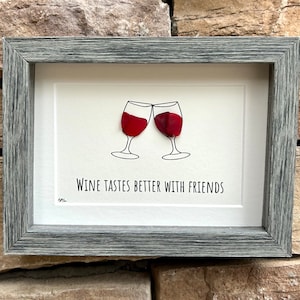 Il vino è più buono con gli amici: opera d'arte in vetro marino, quadro fatto a mano con cornice 5x7, decorazione da bar, cocktail, regalo di inaugurazione della casa, per gli amanti del vino.