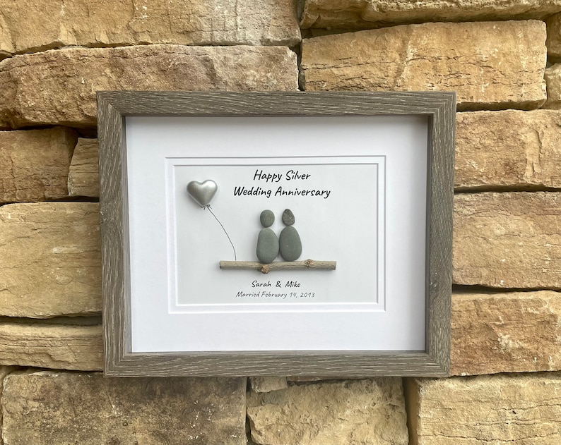 Silberne Hochzeit Jahrestag personalisierte Pebble Art, 8x10 gerahmt 25. Jahrestagsgeschenk für Eltern, Freunde, Ehepartner Bild 4